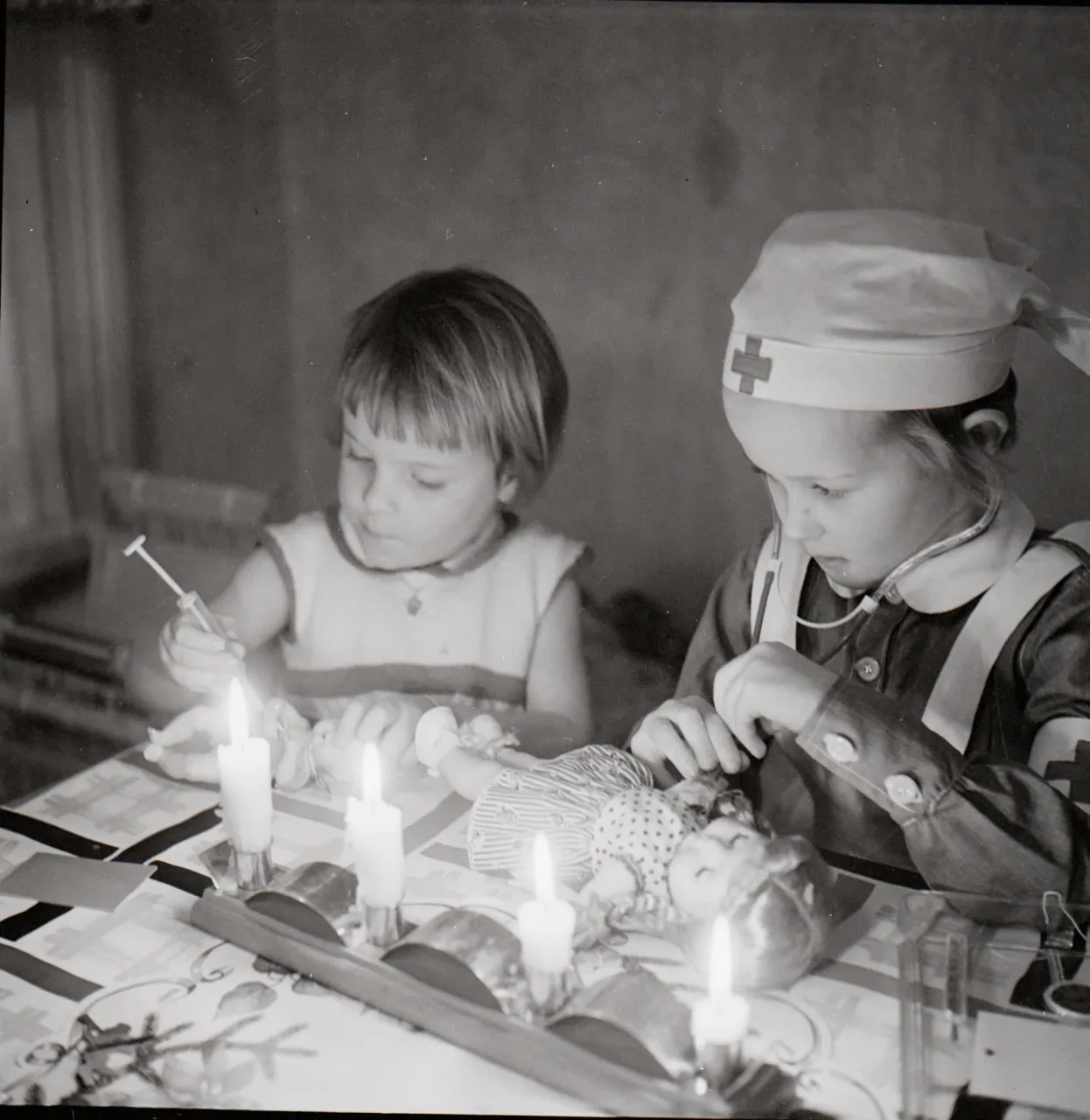 Britt-Marie och Lill Karin julen 19561224 bild 2