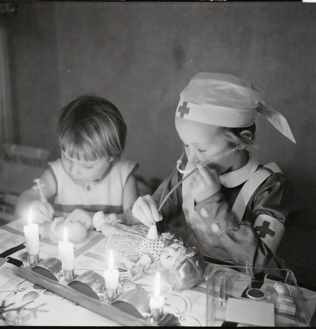 Britt-Marie och Lill Karin julen 19561224 bild 4